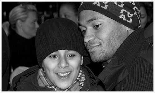 Raffael mit Fan im Berliner Hbf