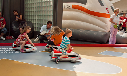 Kinder auf ICE Bobby-Cars