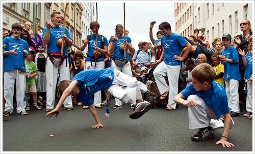 Vorführung einer Jugendgruppe zum Karneval der Kulturen