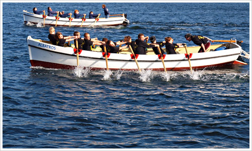 Zwei Kutter übereinander in Fahrt