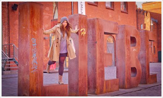 Kunstwerk mit junger Frau Kunstwerk mit junger Frau