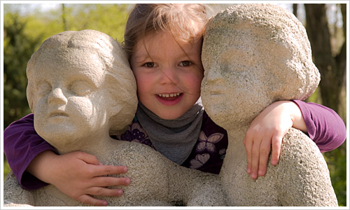 Denise mit neuen Freunden