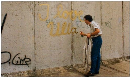 Mauer auf DDR Seite wird besprüht Mauer auf DDR Seite wird besprüht