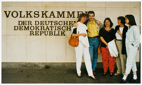 Eine Gruppe Personen vor der Volkskammer in 1990 Eine Gruppe Personen vor der Volkskammer in 1990