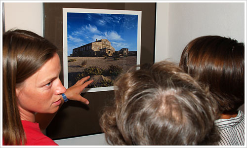 Besucher vor den Bildern Helga Kohls