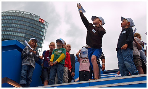 Die blaue Treppe als Startplatz für Papierflieger Die blaue Treppe als Startplatz für Papierflieger