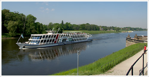 Vorbeifahrt an Schloss Pillnitz