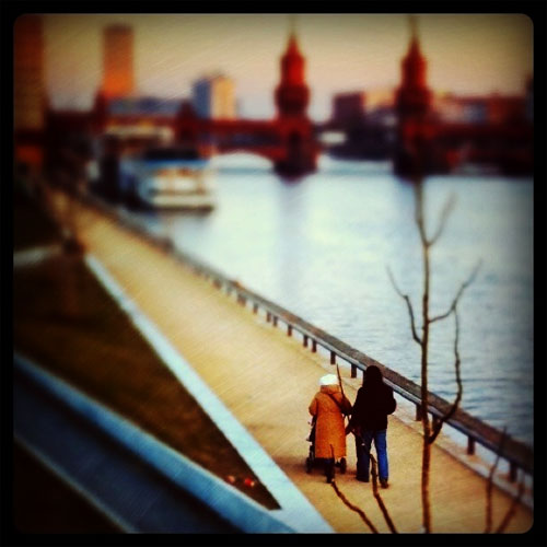 Pärchen beim Abendspaziergang an der Spree