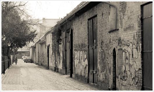 Eine Gasse hinter den Häusern