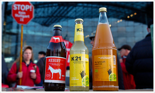 Flaschen vor unscharfem Hintergrund