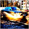 Autofährt durch große Pfütze