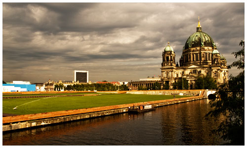 Grüner Rollrasen an der Spree vor dem Berliner Dom Grüner Rollrasen an der Spree vor dem Berliner Dom