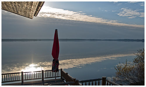 Eine Lodge am Ufer des Senftenberg Sees