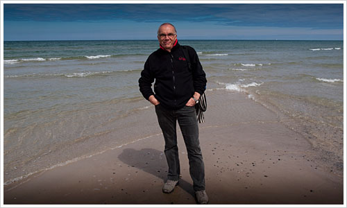 Mann am Strand in Dänemark