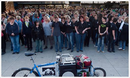 Menschenansammlung auf dem Alexanderplatz