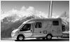 Wohnmobil vor Bergkulisse