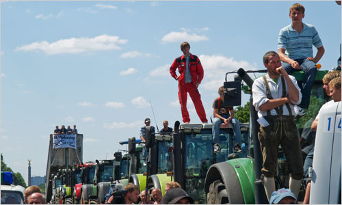 Protestzug mit Treckern