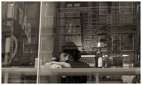 Mann durch Fenster einer Kneipe