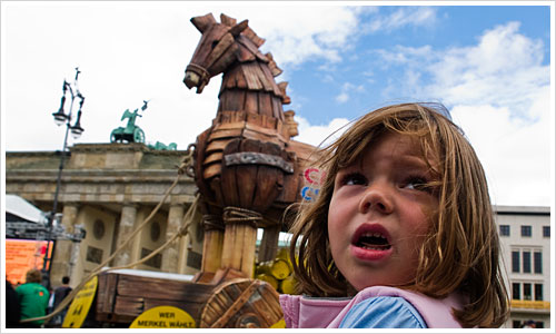 Kind mit trojanischem Pferd vor dem Brandenburger Tor Kind mit trojanischem Pferd vor dem Brandenburger Tor