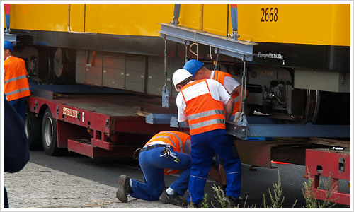 Die Träger werden an die U-Bahn montiert Die Träger werden an die U-Bahn montiert