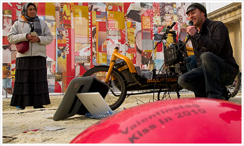 Karaokesänger vor Brandenburger Tor