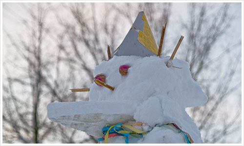Ein Schneemann mit Faschingsutensilien