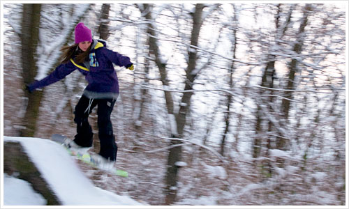 Eine Snowboarderin im Sprung