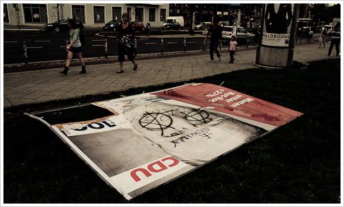 Umgeworfenes Wahlplakat der CDU Umgeworfenes Wahlplakat der CDU