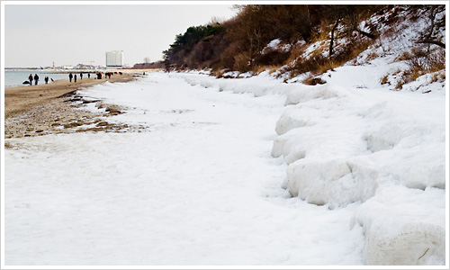 Dicke Eisschicht am Strand von Warnemünde