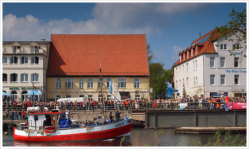 Die Drehbrücke über den alten Strom ist offen