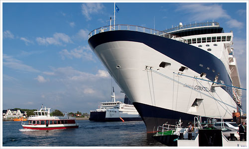 Die Celebrity Constellation im Hafen von Warnemünde