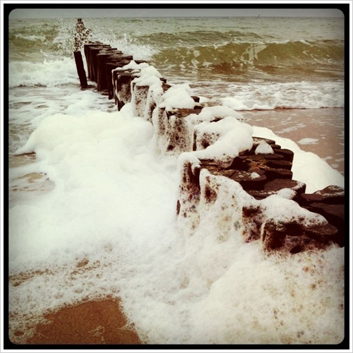 Die Brandung der Ostsee schäumt am Ufer