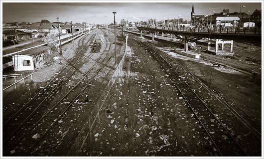 Müll auf dem Geländes des Bahnhofs Warschauer Strasse Müll auf dem Geländes des Bahnhofs Warschauer Strasse