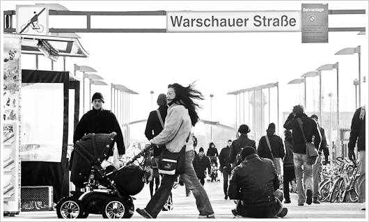 Belebte Szene am S-Bahnhof Warschauer Strasse