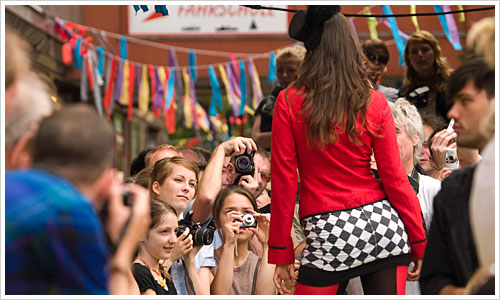 Model auf dem Catwalk vor Kameras