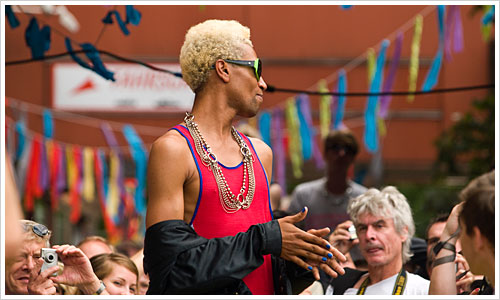 Model mit blauen Fingernägeln