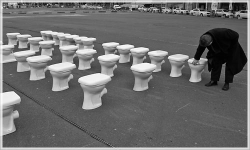 Toilettenschüsseln vor dem Berliner Hauptbahnhof