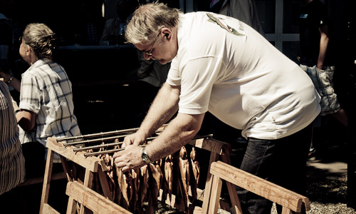 Geräucherte Forelle auf einem Grüst