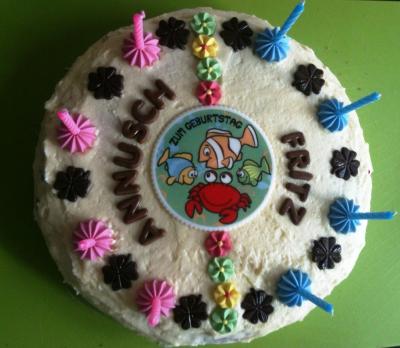 Eine Torte für zwei... An diesem Tag gab es zwei Geburtstagskinder auf einer Feier. Diese Variante der Torte spart Zeit und gefreut haben sich trotzdem beide.