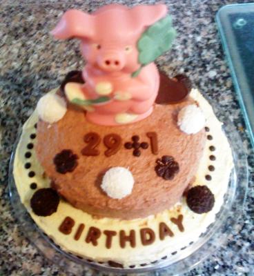 30 ist die Zahl, vor der sich viele fürchten. Ich habe es dem Geburtstagskind leichter gemacht, 29+1 sieht doch direkt viel besser aus. Und zu dem besonderen Anlass gab es direkt noch eine zweite Etage oben drauf. Das Glücksschweinchen aus Schokolade hat sein Übriges getan.  