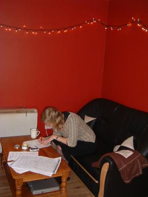 so sehe ich aus, wenn ich postkarten schreibe.