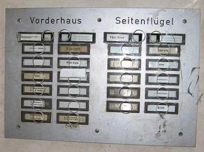 Klingelbrett unter Glas