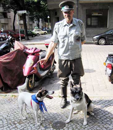Ted und Herrchen, Komparsen am Checkpoint Charlie